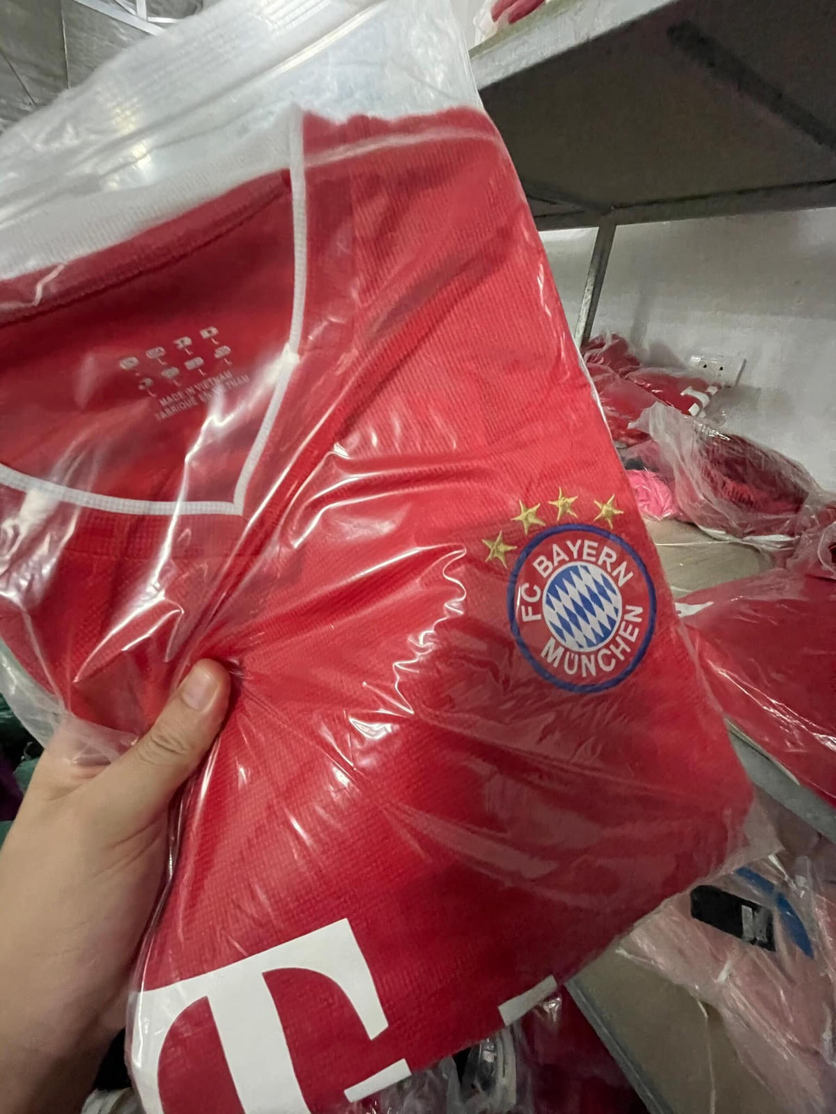 Nhiều sản phẩm thời trang giả các thương hiệu lớn.