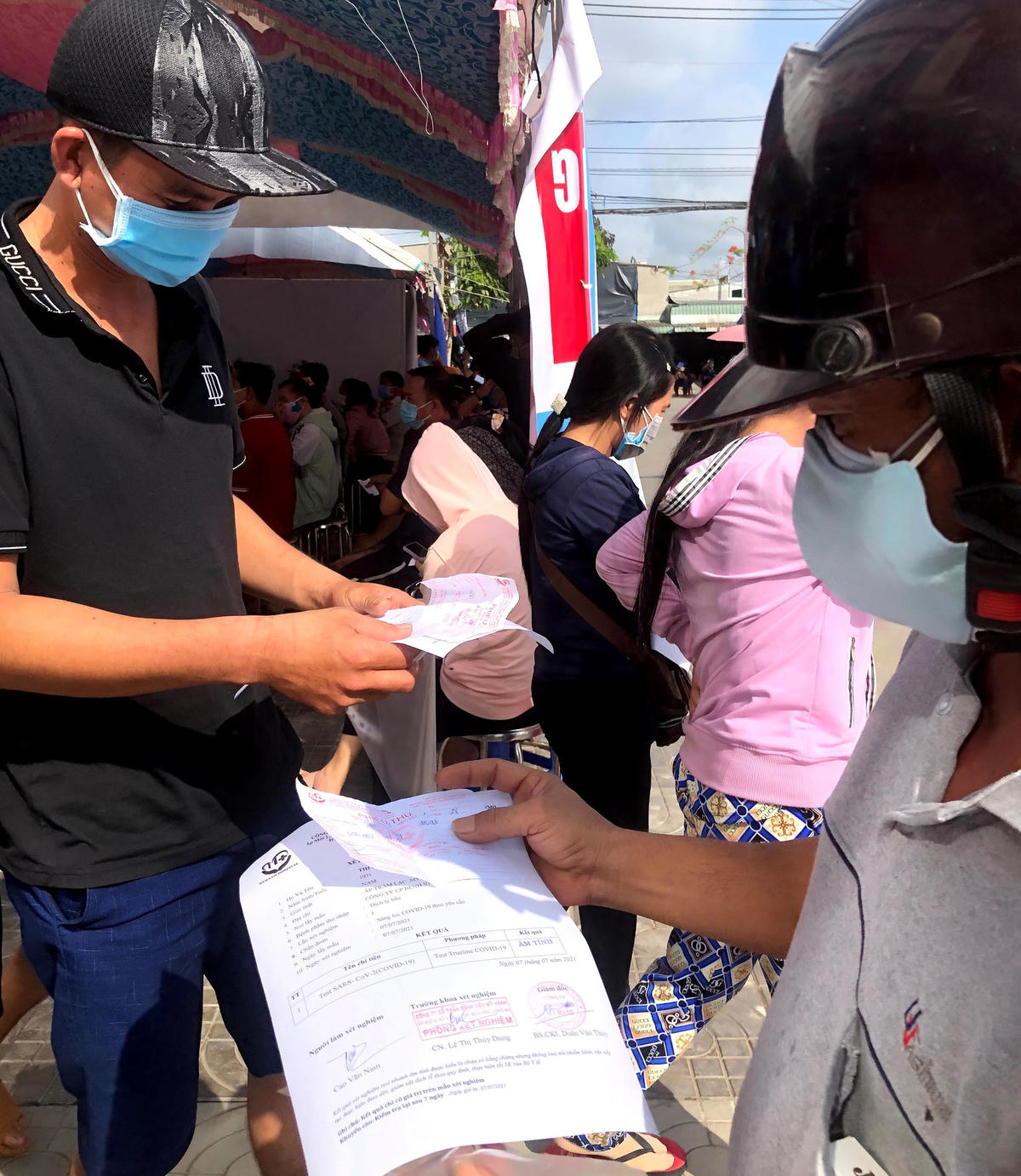 Chi phí xét nghiệm nhanh là áp lực của nhiều người. Ảnh: Đoàn Trí.