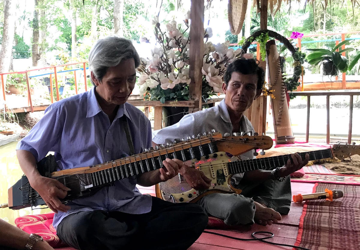 Ông Phước (trái) và cây “thập liên cầm” độc nhất vô nhị.