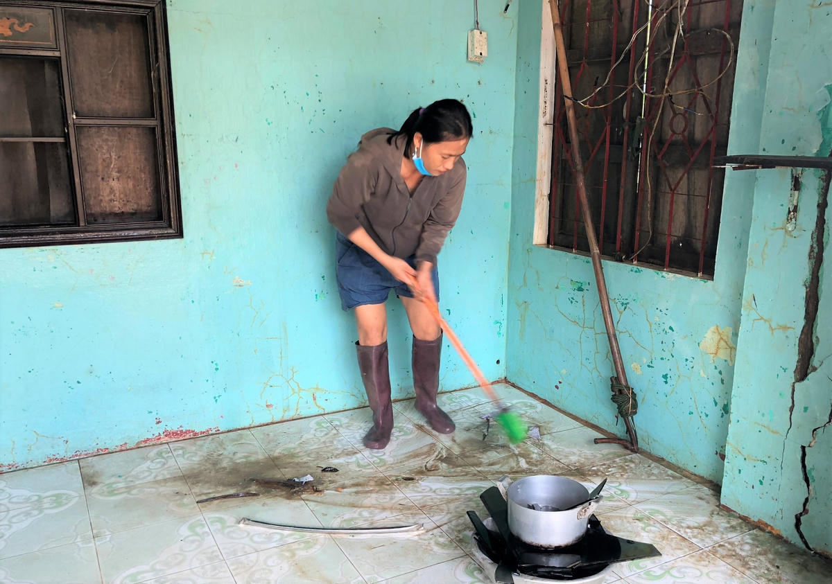 Bà Trương Vũ Xuân Bình đang dọn dẹp nhà cửa.