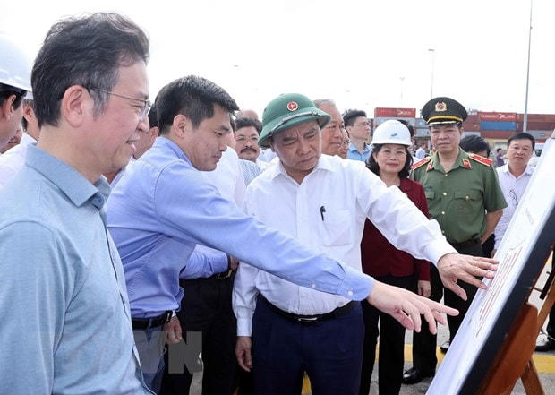 Thủ tướng Nguyễn Xuân Phúc thăm Bến cảng quốc tế Cái Mép. Ảnh: Thống Nhất/TTXVN.  