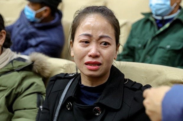 Chị Nguyễn Thị Huyền thêm phần trách nhiệm của người cha, một mình gồng gánh, chăm nuôi 4 con nhỏ. (Ảnh: PV/Vietnam+).  