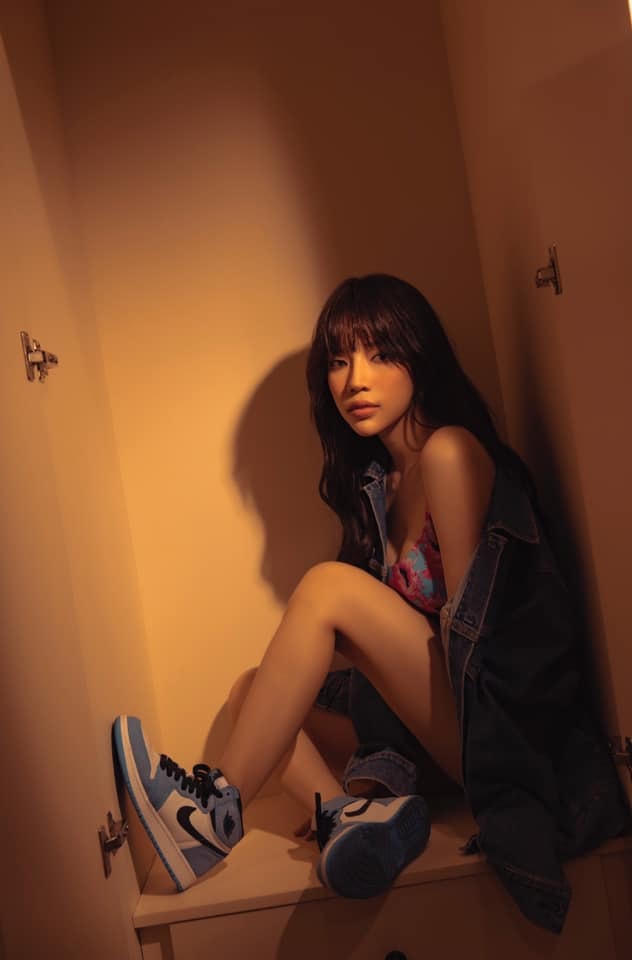 Ca sĩ Ly Ly phá cách với hình ảnh nóng bỏng.