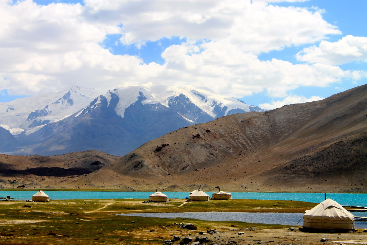  Mọi người tin rằng một thiên thạch cổ đại đã tạo nên hồ nước Karakul sau khi va chạm xuống bề vùng núi Pamur. Ảnh: Daily Mail.