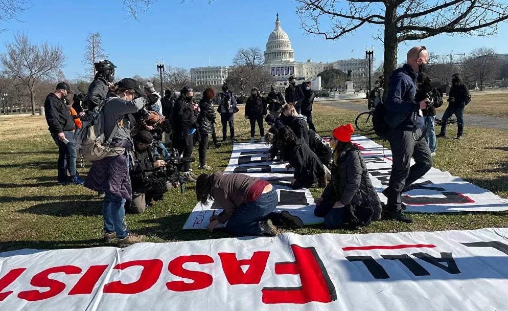 Những người ủng hộ Tổng thống Trump vẽ biểu ngữ bên ngoài Điện Capitol Mỹ.  