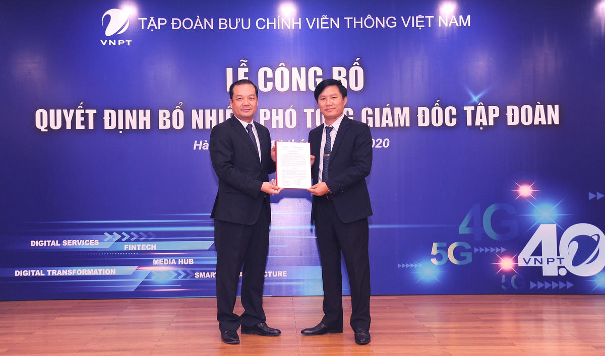 Ông Phạm Đức Long trao quyết định bổ nhiệm Phó Tổng giám đốc Tập đoàn VNPT đối với ông Nguyễn Đình Danh.