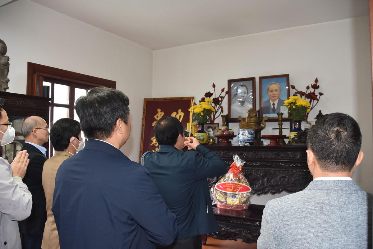 Phó Chủ tịch - Tổng Thư ký Lê Tiến Châu dâng hương tưởng nhớ cố Thủ tướng Phạm Văn Đồng.