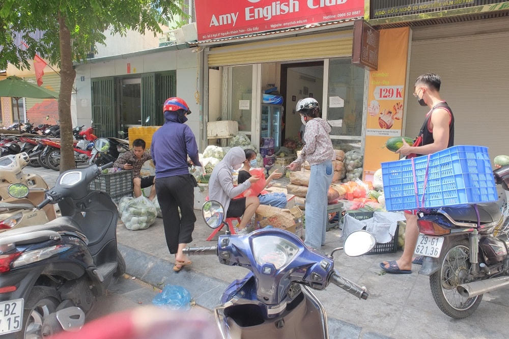 Chia sẻ với chúng tôi, chị Trâm (Hoàng Quốc Việt, Cầu Giấy) cho biết: “Mình là con dâu của Bắc Giang, thế nên mình cảm thấy khoảng thời gian này rất là khó khăn với cả nông dân, mình muốn hỗ trợ một chút để người dân bớt khổ”.