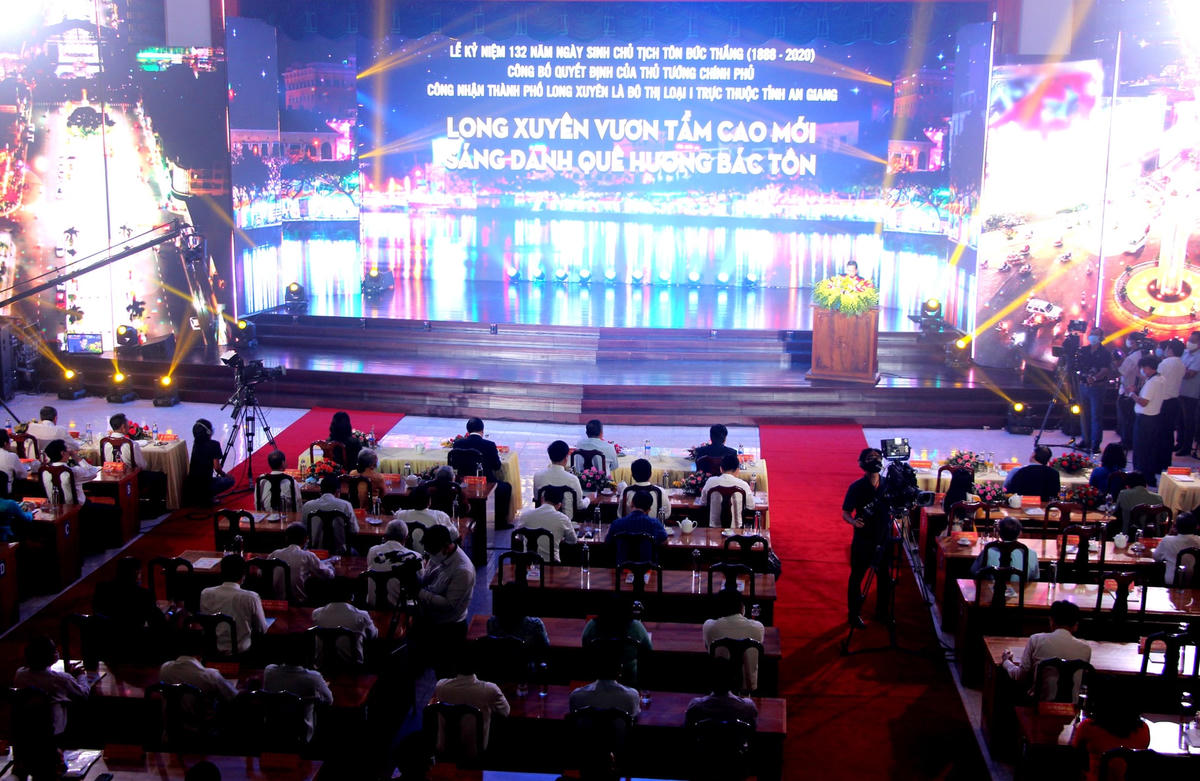 Quang cảnh buổi công nhận TP Long Xuyên là đô thị loại 1 trực thuộc tỉnh 