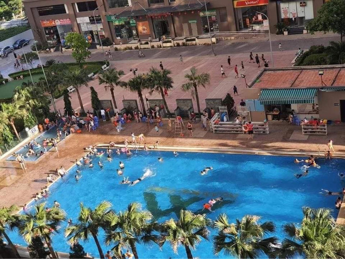 Bể bơi khu chung cư Xuân Mai Complex, Yên Nghĩa, Hà Đông, Hà Nội cũng có khá nhiều người tham gia vào giờ cao điểm buổi chiều. Ảnh: NVCC. 