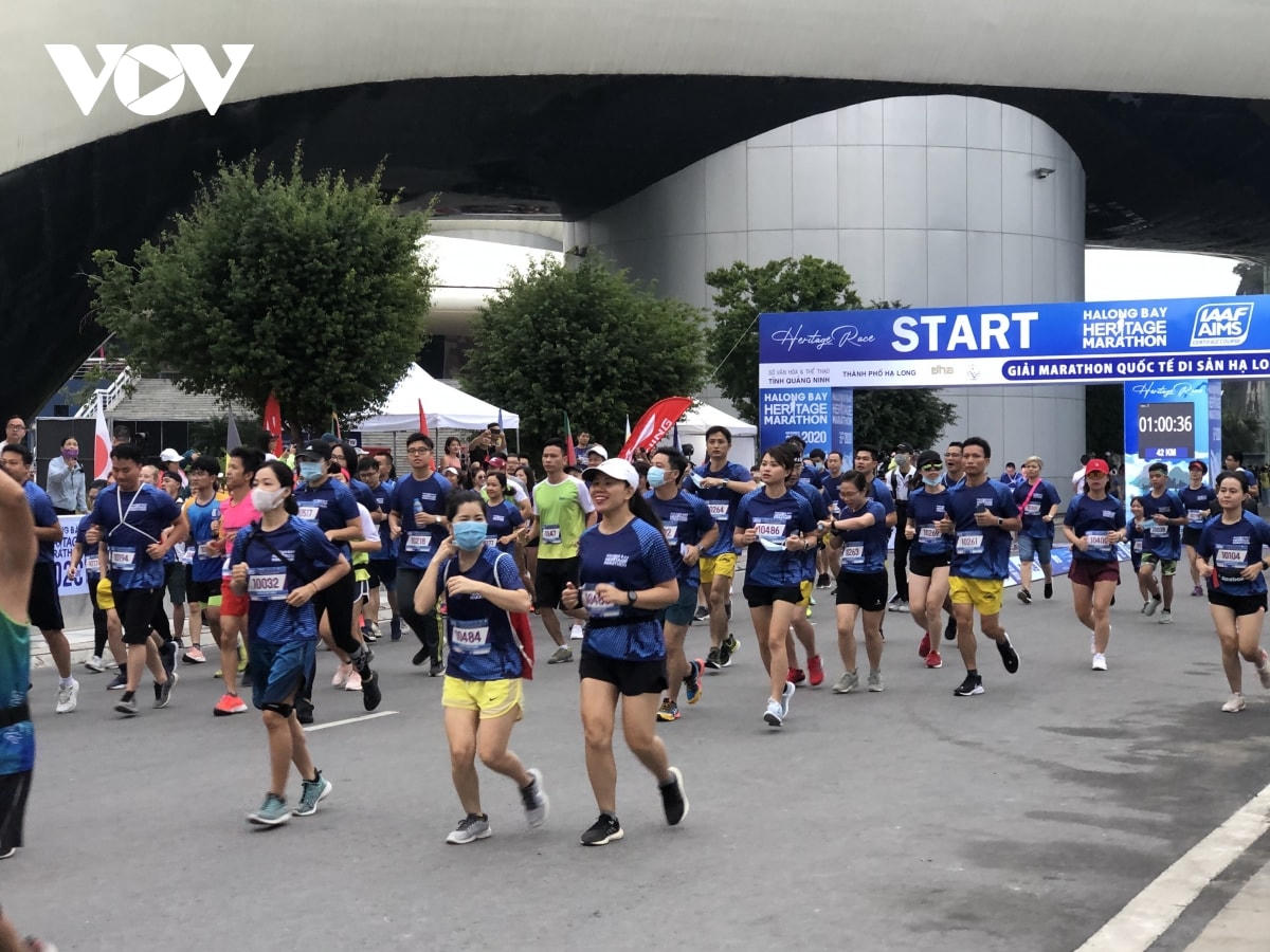 Giải marathon Quốc tế Di sản Hạ Long 2020 thu hút được đông đảo vận động viên tham gia.  