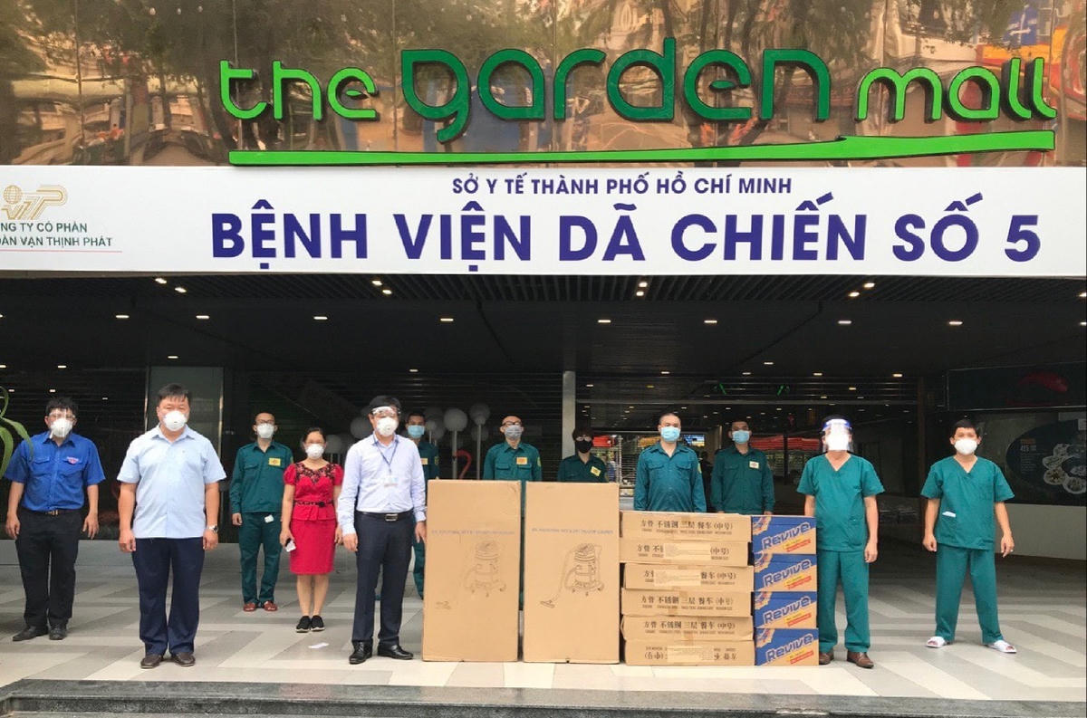 Phó Giám đốc Sở GTVT TP HCM Phan Công Bằng trao máy hút bụi, thiết bị y tế cho Bệnh viện dã chiến thu dung số 5. Ảnh: CTV.