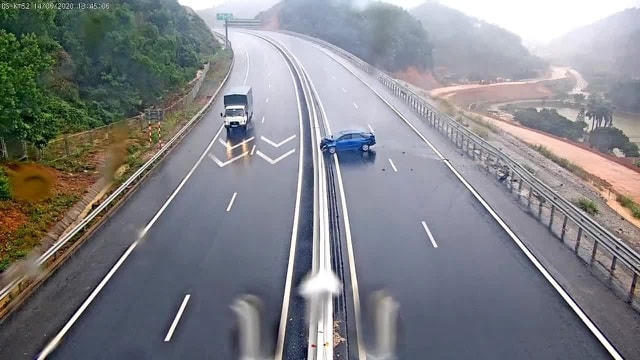 Giữ khoảng cách 3 giây với xe phía trước sẽ giúp tài xế có đủ thời gian để xử lý trong các tình huống.