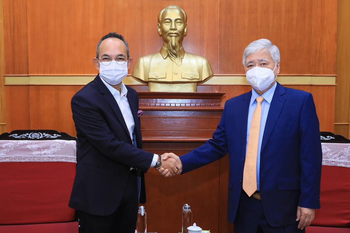 Chủ tịch UBTƯ MTTQ Việt Nam Đỗ Văn Chiến thân mật tiếp ngài Nikorndej Balankura - Đại sứ đặc mệnh toàn quyền Vương quốc Thái Lan tại Việt Nam.