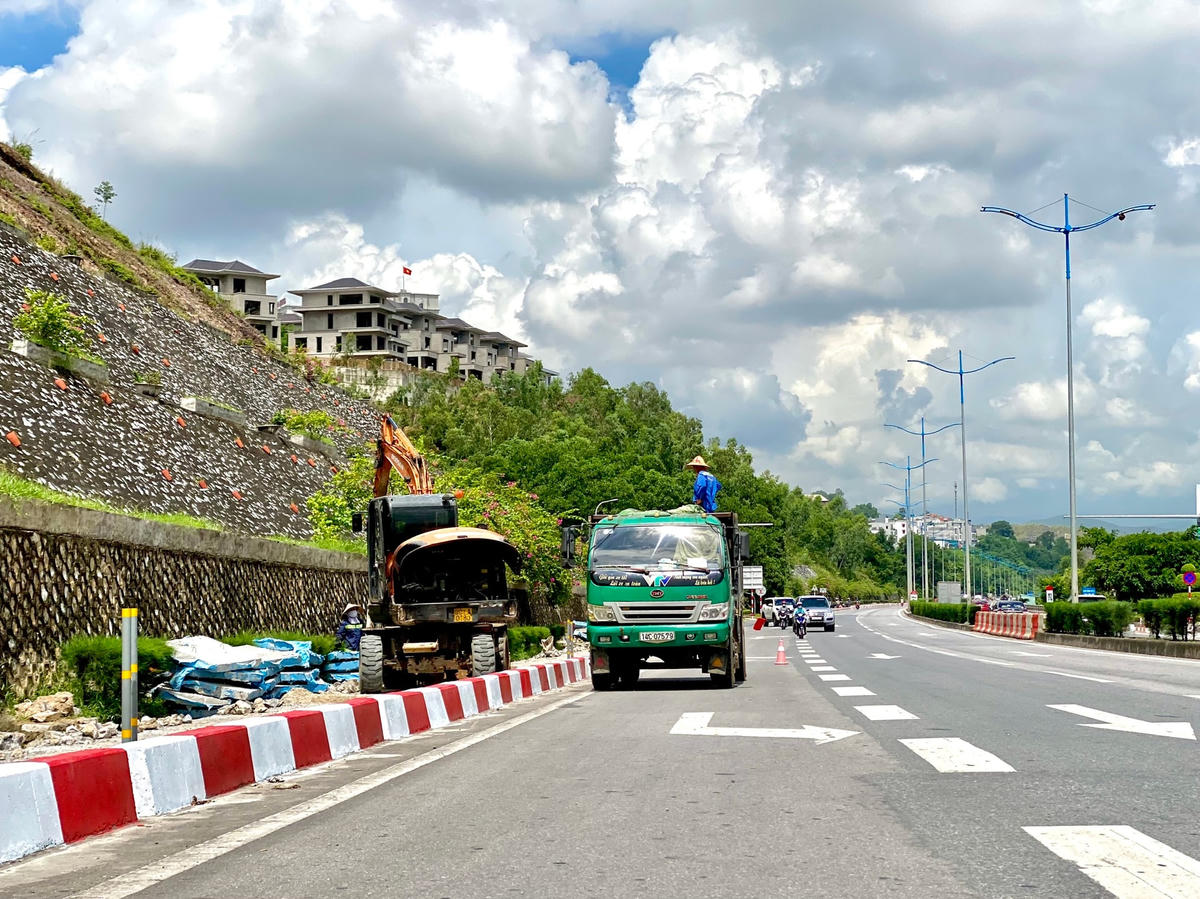 Dự kiến việc thi công phân luồng phương tiện qua cầu Bãi Cháy sẽ sớm hoàn thành trong năm 2021.