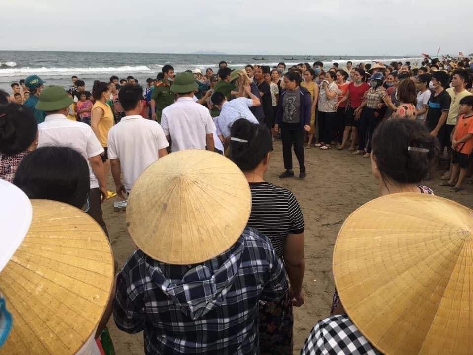 Người dân cùng lực lượng chức năng có mặt tại hiện trường để tìm kiếm thi thể.