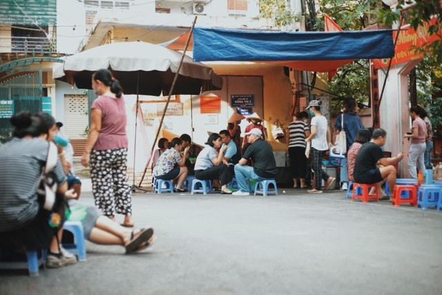Hàng bánh rán nằm sâu trong con ngõ nhỏ và chỉ được dựng chiếc bạt để che mưa nắng.