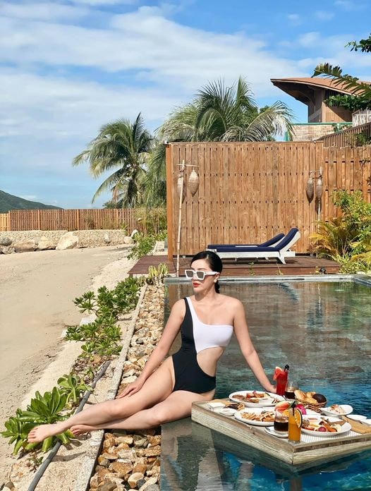 Bảo Thy thả dáng bên hồ bơi.