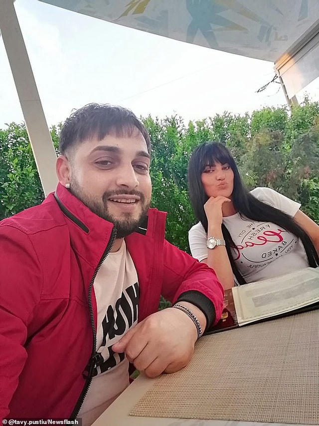 Nam ca sĩ qua đời khi vừa lái xe vừa 'livestream'