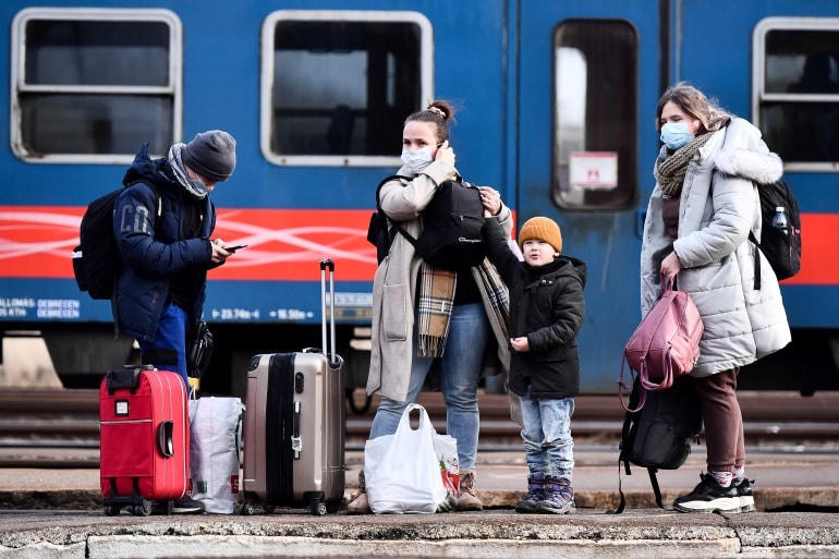 Người dân Ukraine tháo chạy khỏi đất nước sang các quốc gia láng giềng. Ảnh: Reuters.