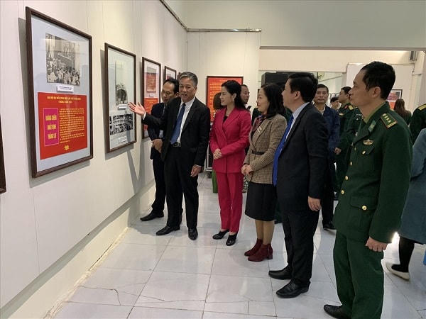 Các đại biểu tham quan triển lãm.