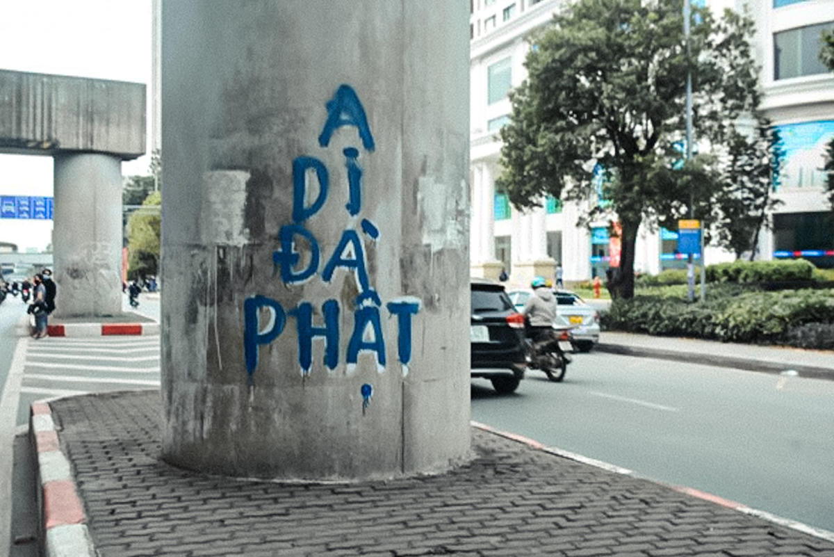 Theo các chuyên gia nhận định, việc dán áp phích, tờ rơi tùy tiện nơi công cộng là hành vi vi phạm pháp luật. Tuy nhiên, muốn xử phạt phải có đủ căn cứ cho rằng việc dán đó là gây ảnh hưởng đến mỹ quan, trật tự an toàn giao thông và xã hội thì mới có thể xử phạt. Do vậy, trong trường hợp này, rất khó có thể phân loại được việc dán những tấm áp phích với dòng chữ “A di đà Phật” có vi phạm pháp luật hay không.