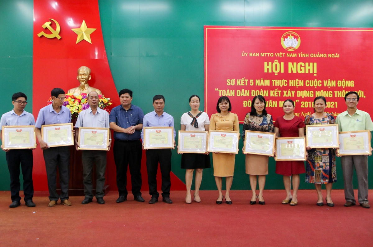 Vinh danh những đơn vị, tập thể có thành tích xuất sắc.