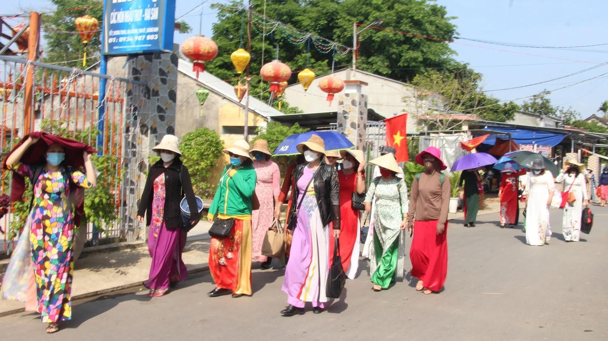 Rất đông người dân đến lễ hội “Tam Kỳ - Mùa hoa sưa năm 2022”.