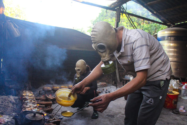 Anh Phong là người đầu tiên trong làng tìm ra giải pháp "chống khói" bằng mặt nạ phòng độc.  