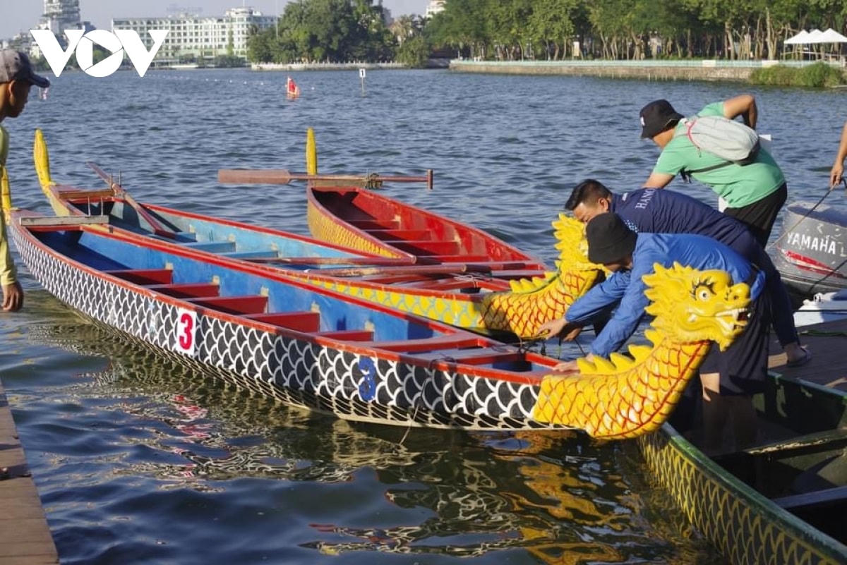 Ban tổ chức kiểm tra các thuyền đua.