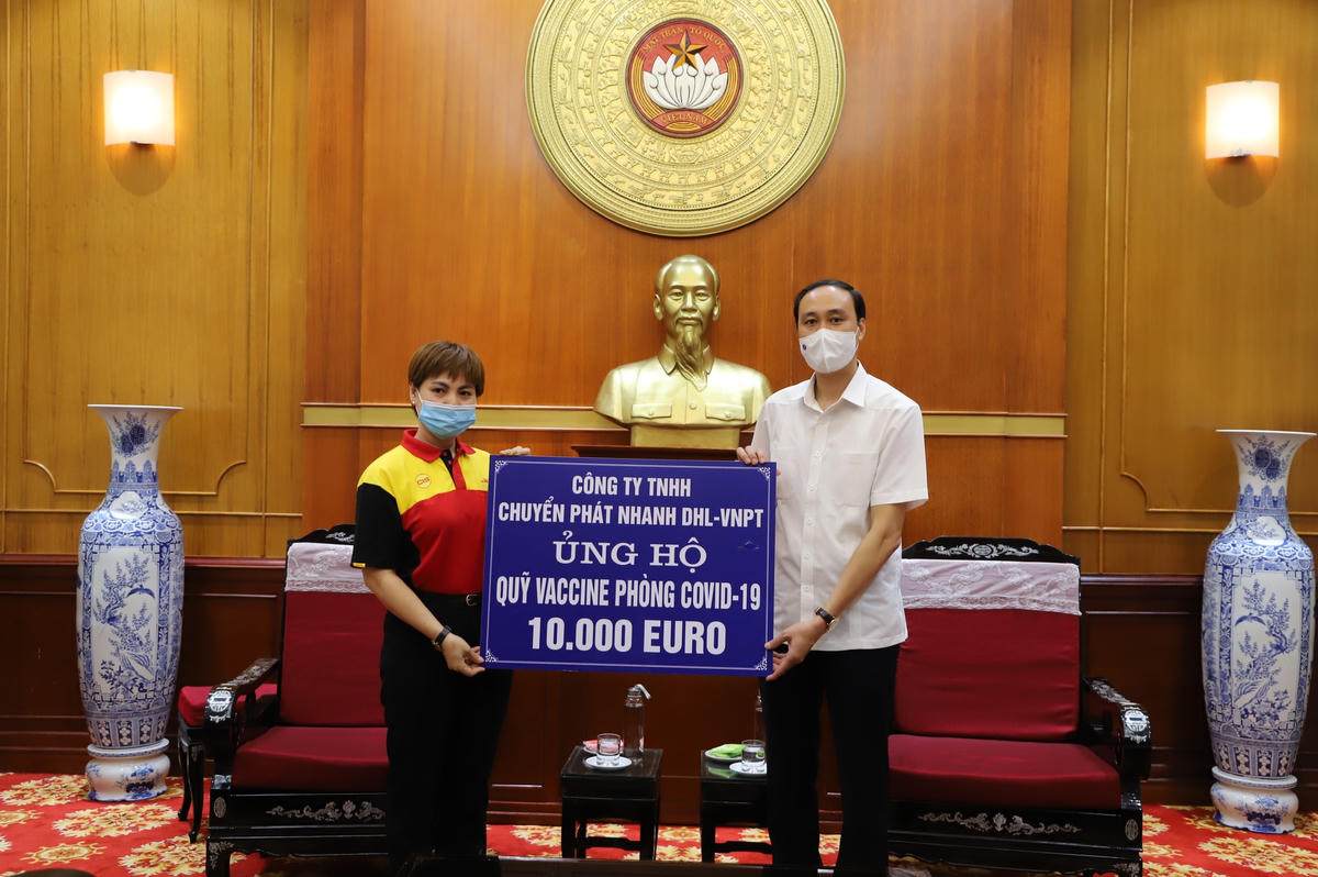 Phó Chủ tịch Phùng Khánh Tài tiếp nhận ủng hộ từ Công ty TNHH Chuyển phát nhanh DHL-VNPT.