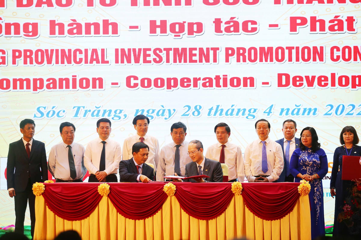 Các nhà đầu tư ký kết với địa phương. 
