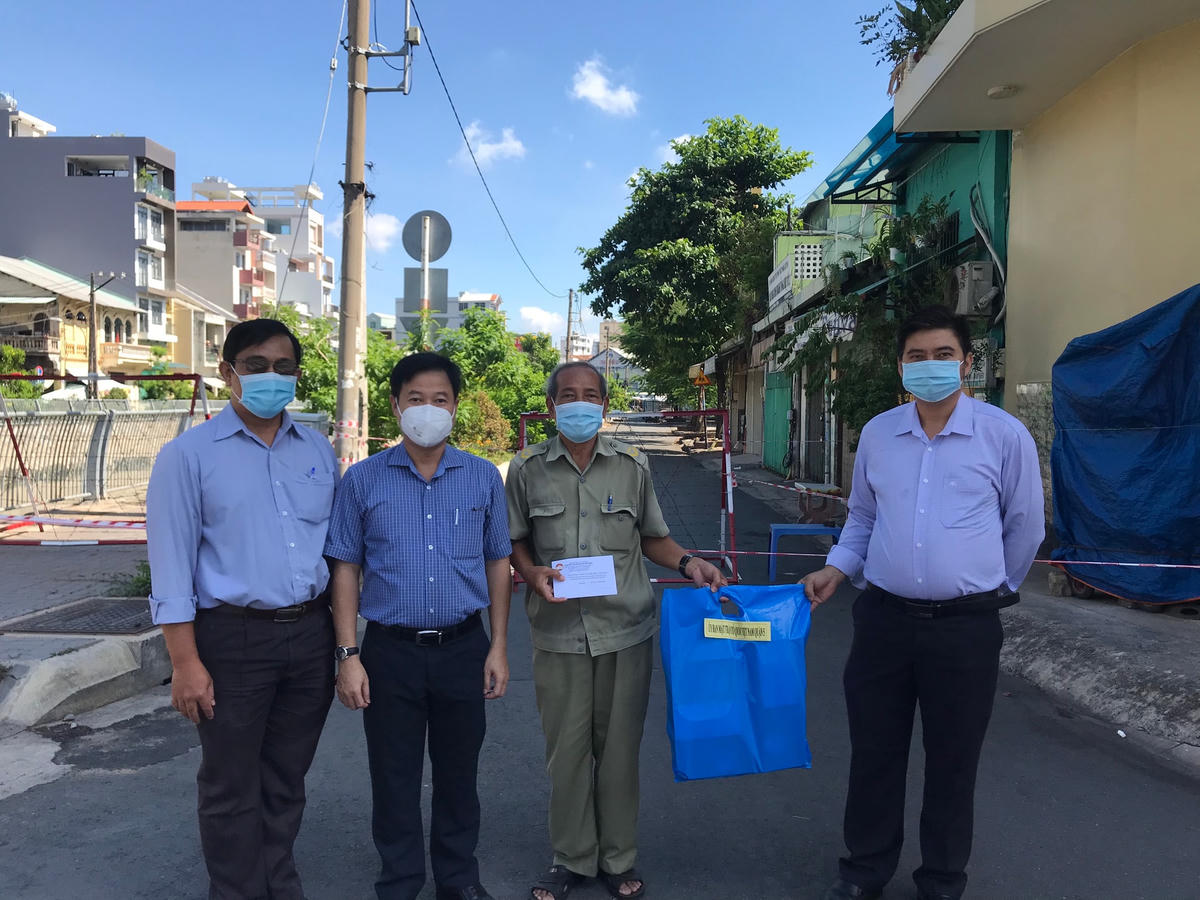 Mặt trận đến thăm, động viên các chốt trực của khu vực phong tỏa vì dịch Covid-19