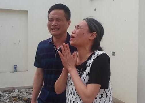 Vợ chồng chủ doanh nghiệp Lâm Quyết khi chứng kiến cảnh trụ sở Công ty của mình bị chiếm đóng, phá hủy.