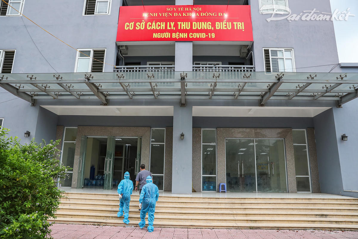 Các y, bác sĩ ở Bệnh viện Đa khoa Đống Đa trực tiếp tham gia công tác điều trị bệnh nhân tại đây. Ảnh: Quang Vinh. 