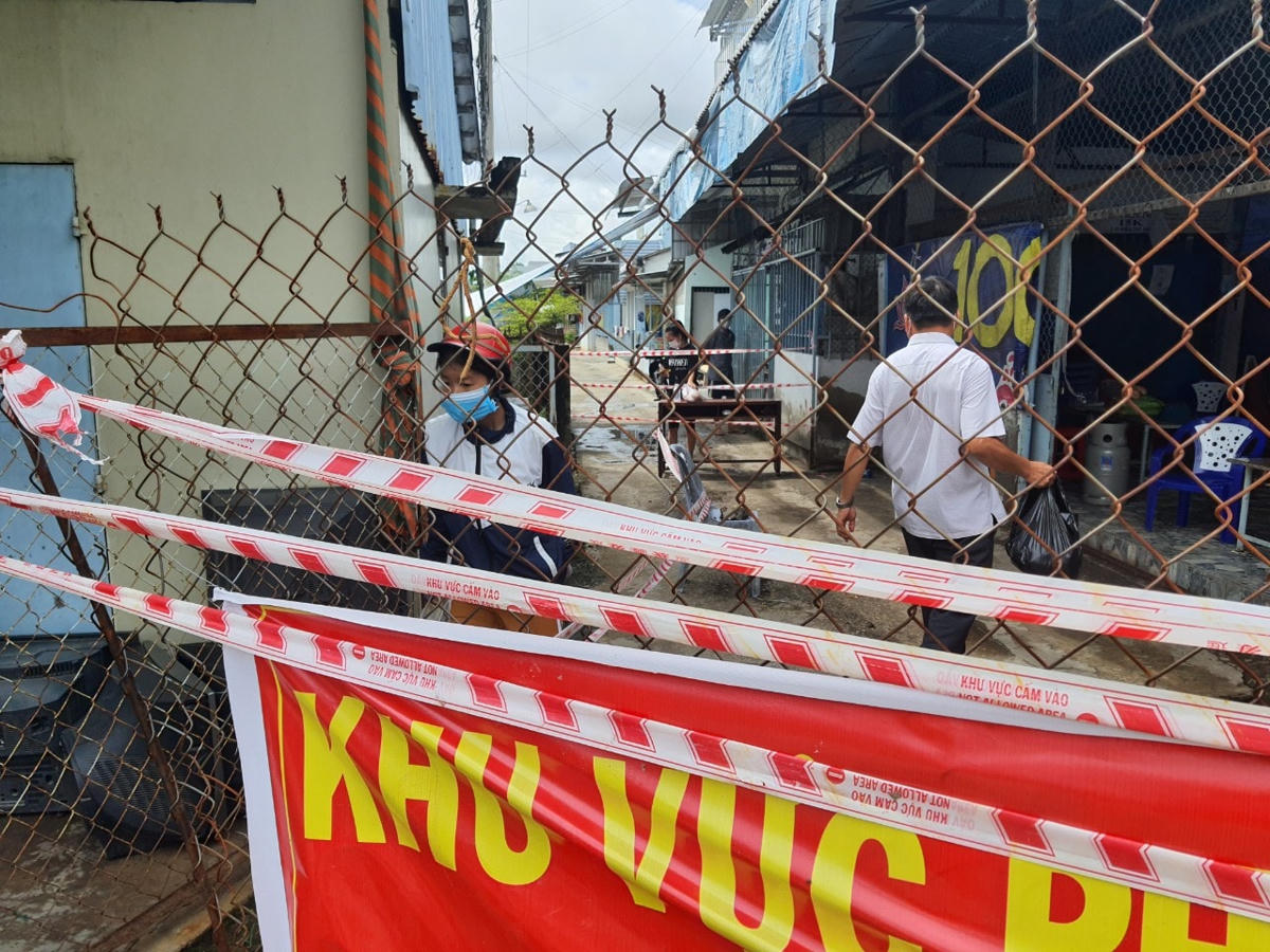 Phân vùng và kiểm soát chặt các khu vực có nguy cơ lây nhiễm trong cộng đồng. 