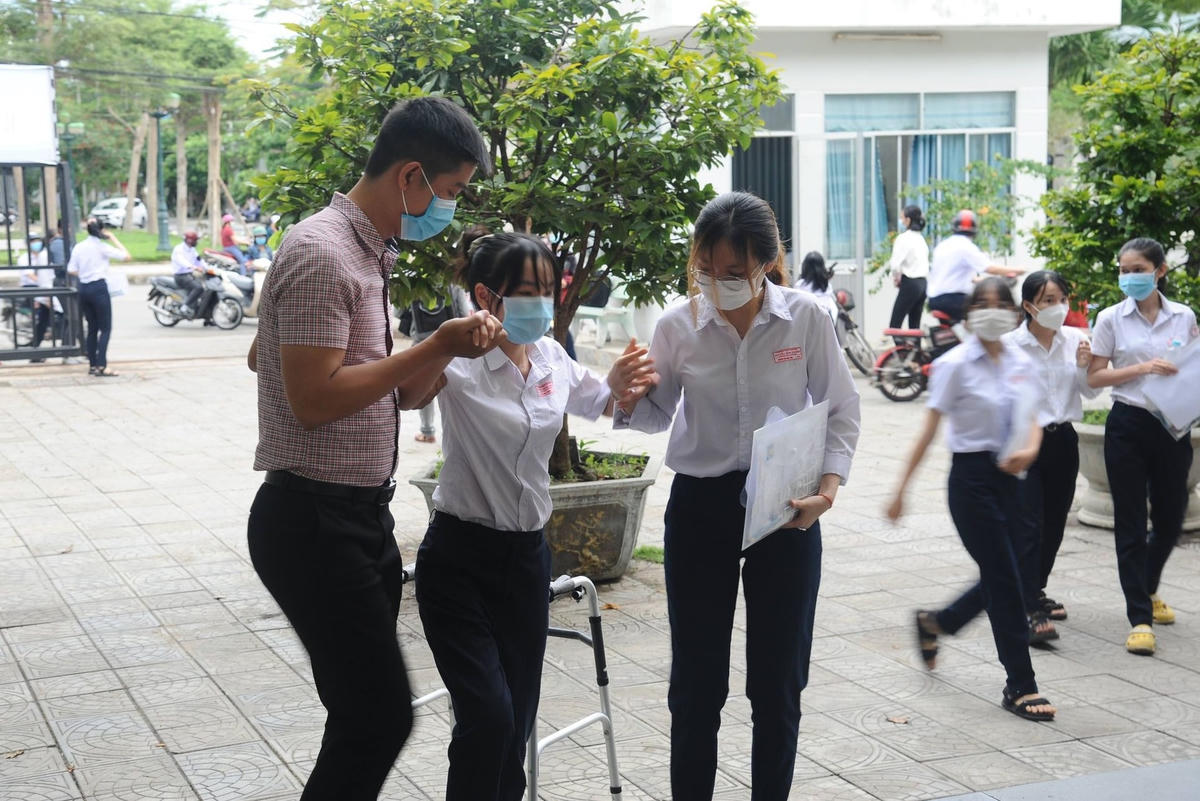 Em Thạnh được bạn bè, thầy cô dìu vào phòng thi.