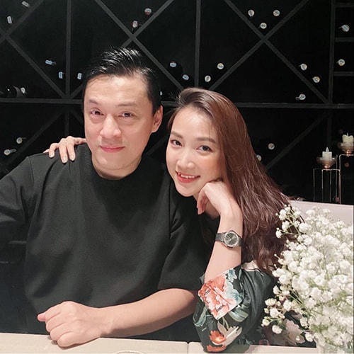 Anh Hai Lam Trường hạnh phúc bên bà xã Yến Phương. Đôi vợ chồng trông không có nhiều chêch lệch dù nam ca sĩ hơn vợ tới 17 tuổi.