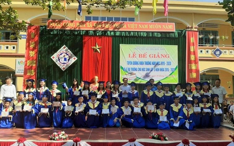 Khen thưởng cho các em học sinh hoàn thành xuất sắc năm học 2019-2020.