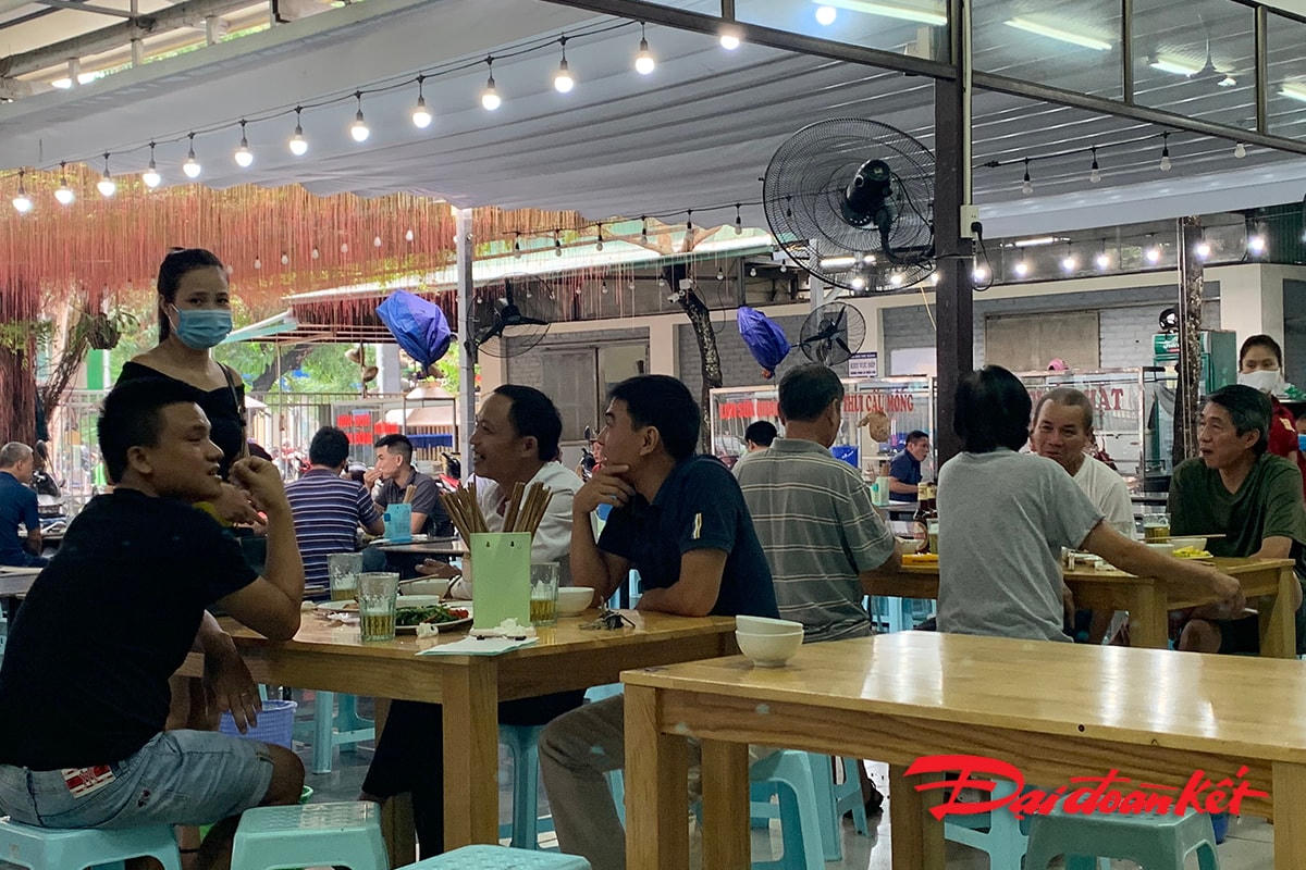 Buổi trưa là thời điểm các quán bia hoạt động nhộn nhịp, tuy nhân viên của nhà hàng có đeo khẩu trang nhưng việc khách hàng đông và không đeo khẩu trang thì cũng sẽ tạo nên nguy cơ cao lây lan dịch bệnh.