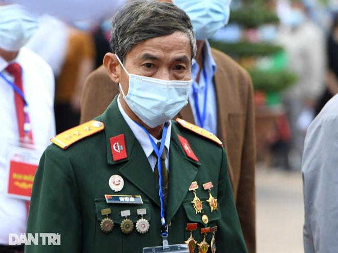 [ẢNH] Đoàn 400 tấm gương sáng thầm lặng vì cộng đồng vào Lăng viếng Bác
