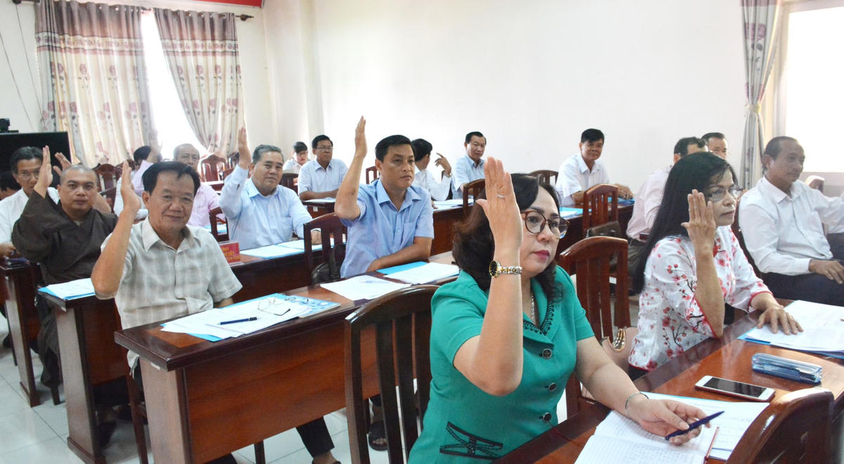 Các đại biểu thống nhất cao danh sách các đại biểu đủ tiêu chuẩn.