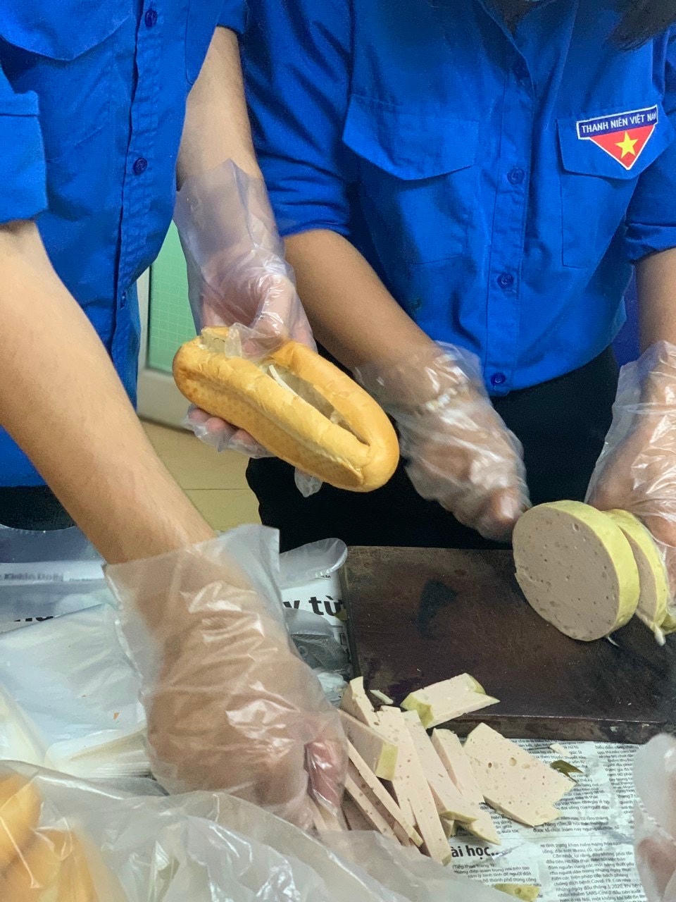 Ngoài cơm, chương trình còn trao tặng bánh mỳ cho người dân