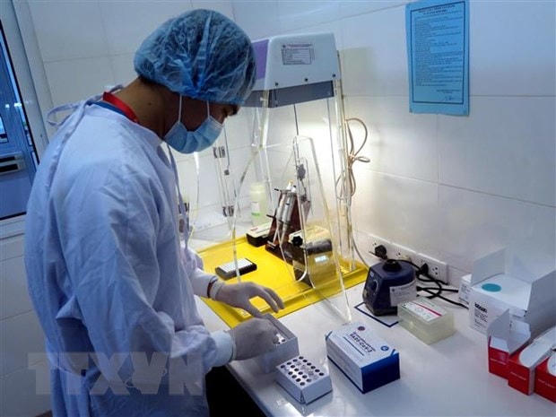 Bộ sinh phẩm phát hiện SARS-CoV-2 virus bằng kỹ thuật Realtime PCR của tỉnh Thái Nguyên được triển khai kiểm nghiệm tại Khoa Miễn dịch di truyền phân tử, Bệnh viện Trung ương Thái Nguyên. (Ảnh: Thu Hằng/TTXVN).
