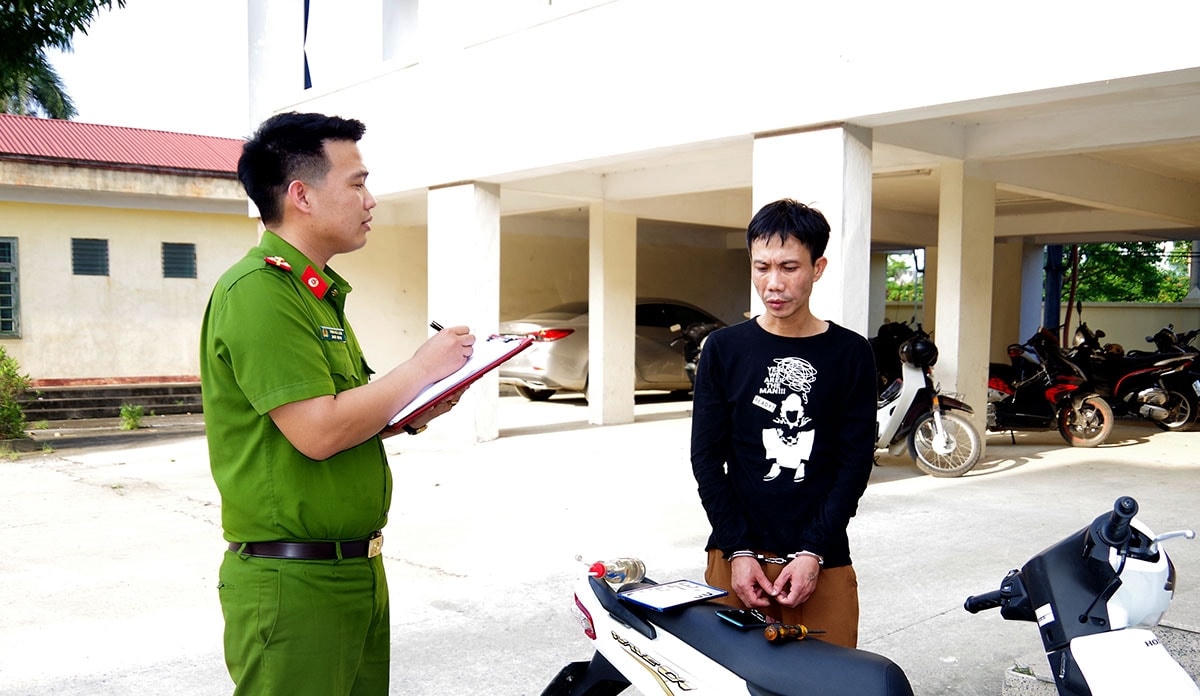Đối tượng Xuân (áo đen) sau khi bị bắt.