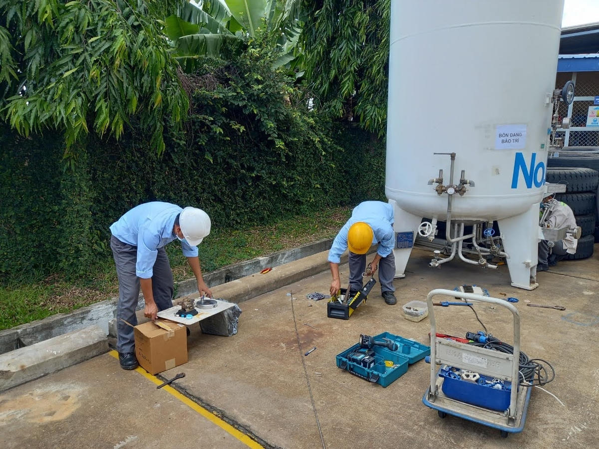 Công nhân đang chuẩn bị triết ô xy.
