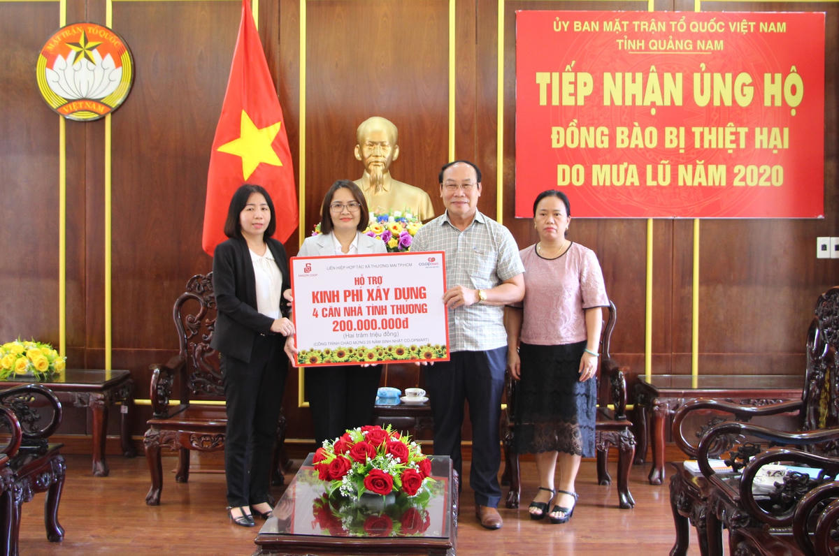 Bà Trần Như Lai, (áo trắng) Giám đốc Co.opmart Tam Kỳ trao 200 triệu đồng ủng hộ khắc phục hậu quả thiên tai.
