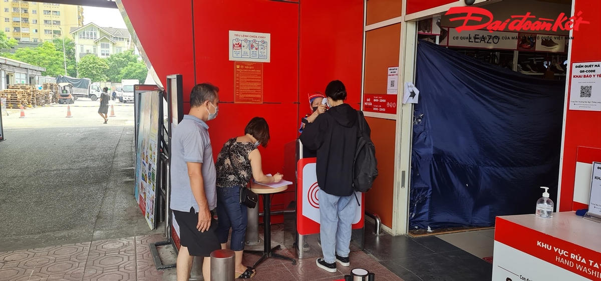 Tất cả đều phải tuân thủ nghiêm ngặt các biện pháp phòng dịch như đeo khẩu trang, sát khuẩn tay, đo nhiệt độ trước khi vào trong mua sắm tại siêu thị.