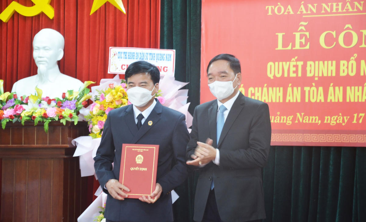 Ông Trần Anh Tuấn trao quyết định bổ nhiệm cho ông Huỳnh Văn Phú.