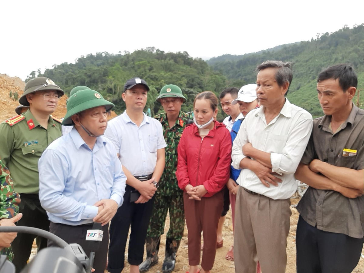 Ông Phan Ngọc Thọ (bìa trái), Chủ tịch UBND tỉnh Thừa Thiên - Huế chia sẻ với gia đình nạn nhân.